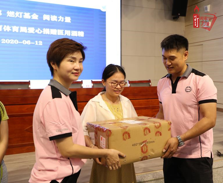 好色先生APP下载安装代表给江西都昌学校送抗疫物资_副本.jpg